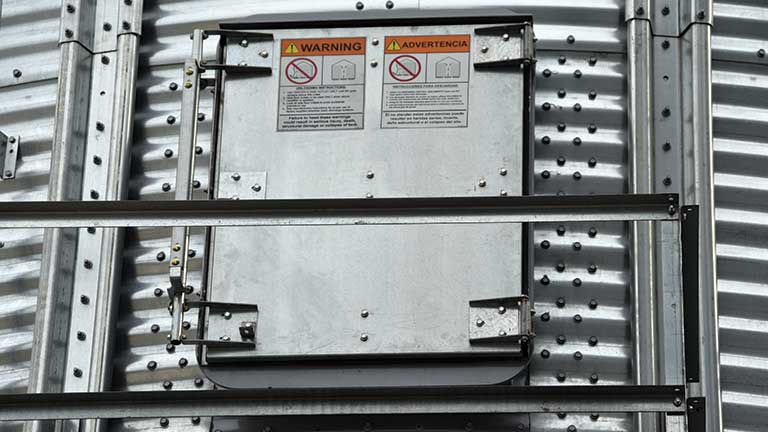 Sidewall door Sidewall door on FCHTC hopper tank